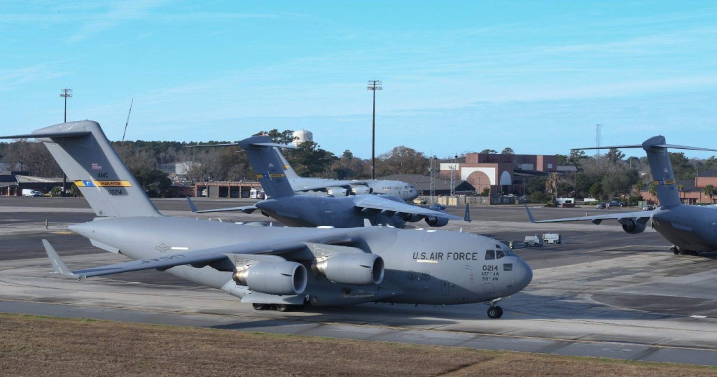 C-17运输机为「世代任务23」演习作预备。