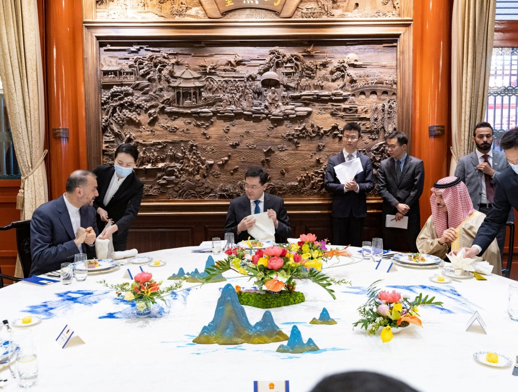 沙地和伊朗外长与中国外长秦刚一起进餐。路透社