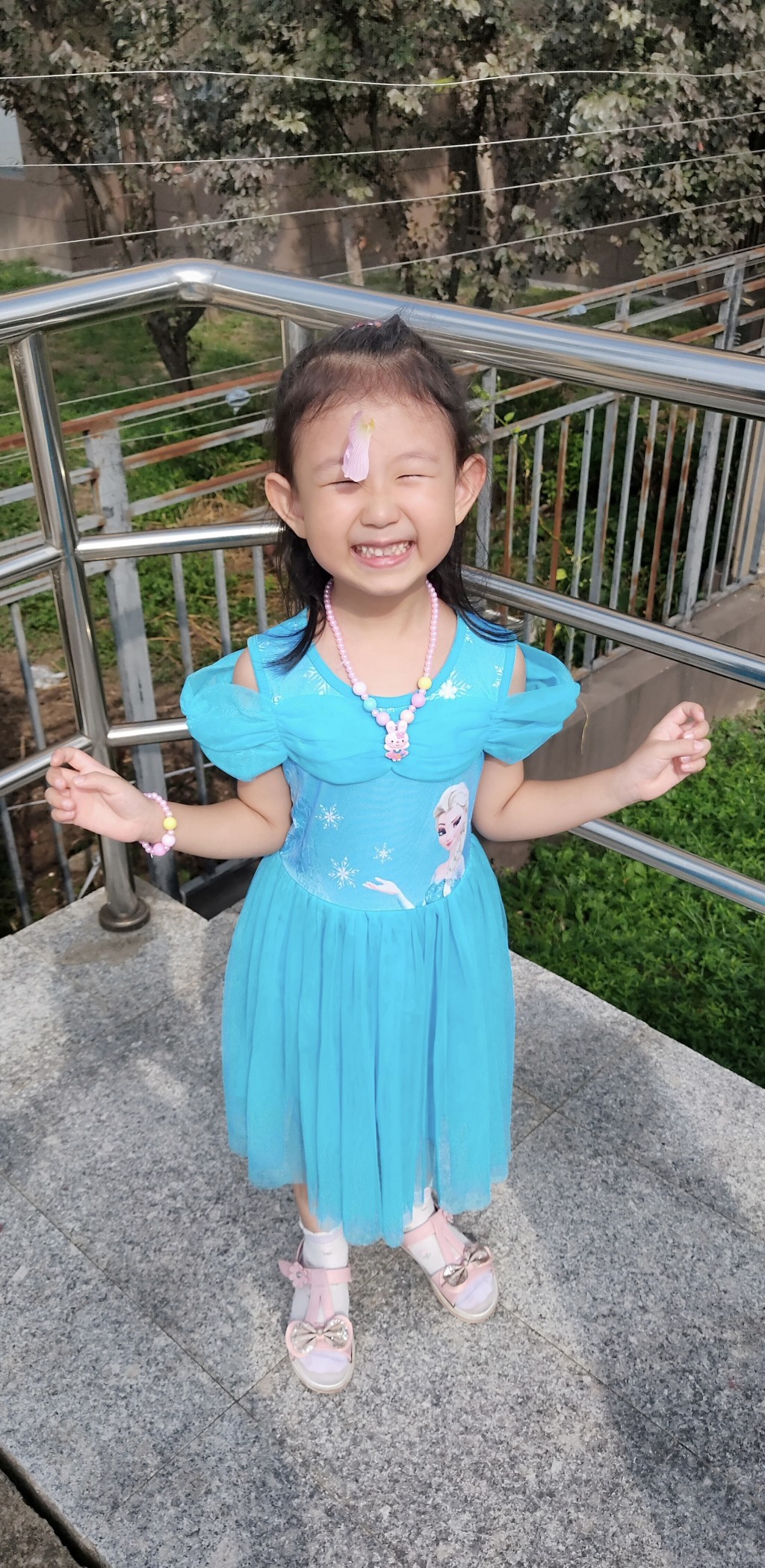 上海4岁半女童黄元芯走失，图为失踪时穿的Elsa公主裙。