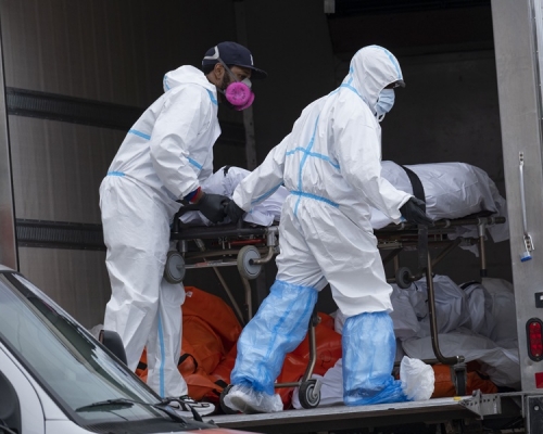美國累計死亡人數突破6萬。AP