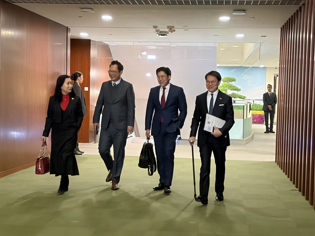 候任議員陸續抵達。民建聯主席陳克勤（右一）撐拐杖到場。林彥汛攝