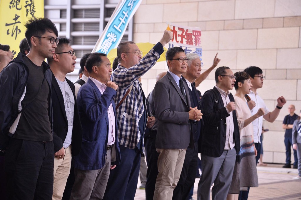 九子今於8時50分左右陸續抵達西九龍裁判法院。