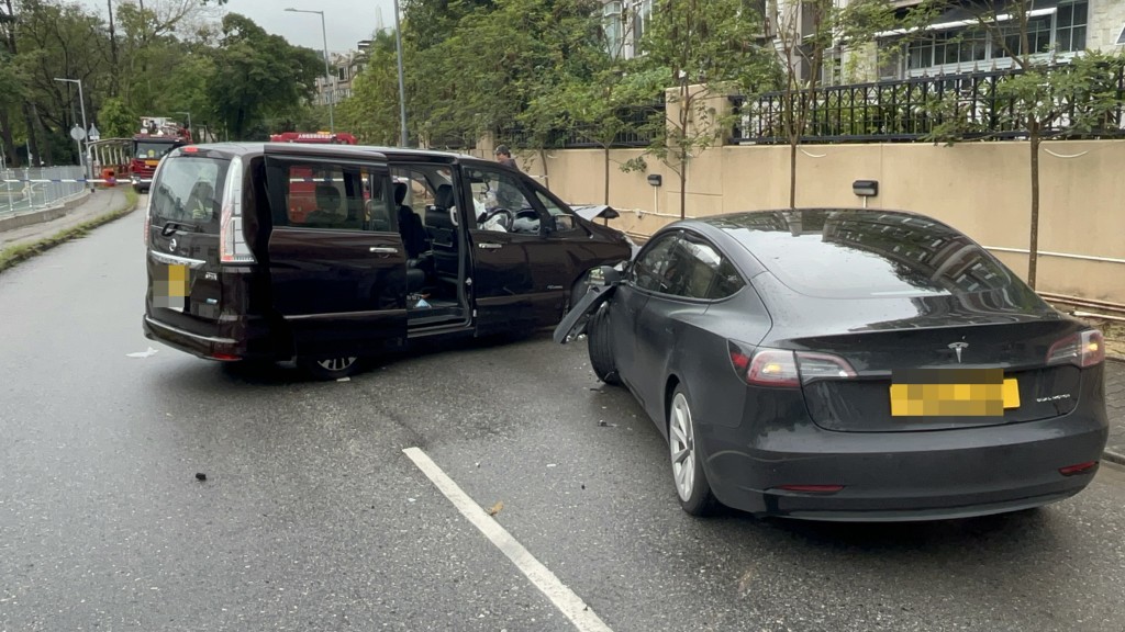 Tesla與七人車相撞。楊偉亨攝