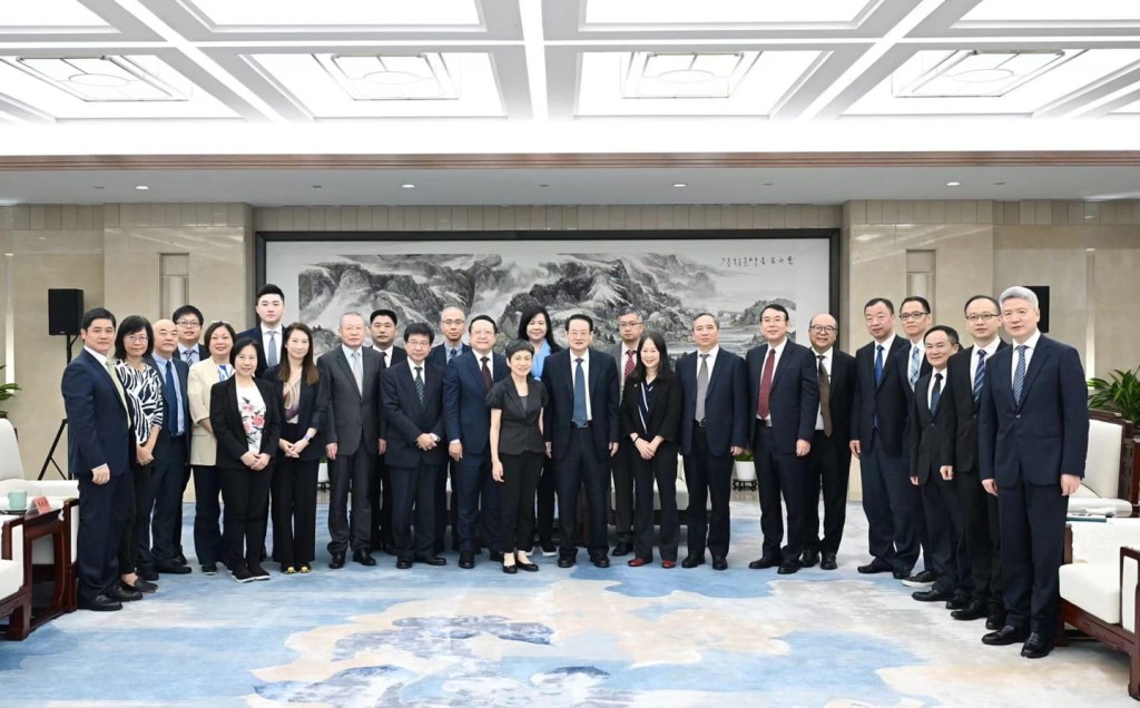 浙江省委書記、省人大常委會主任易煉紅昨日在杭州會見了香港傳媒高層人士參訪團一行。
