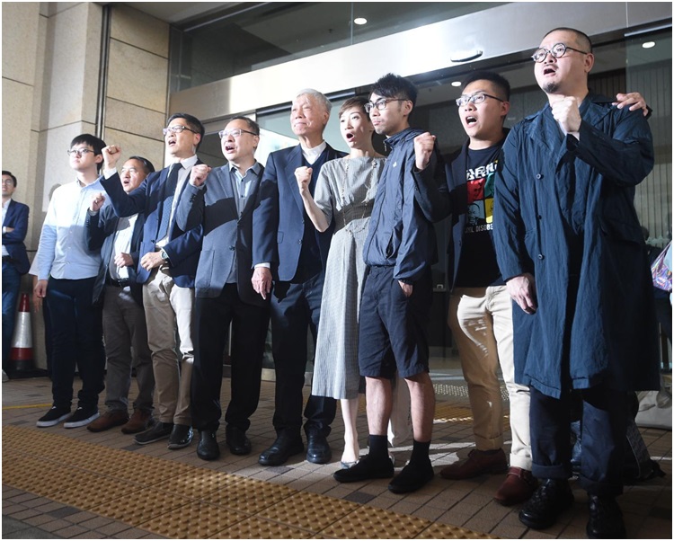 9人步離法院獲支持者鼓掌支持。陳楚琨攝