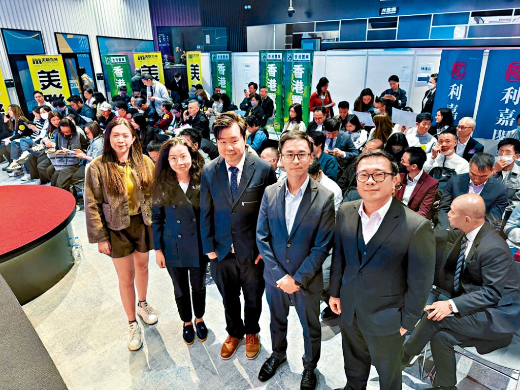 幸薈昨日首輪以價單方式推售，連招標即日售出23伙，銷情不俗。圖左起為益兆集團林浩、游毓璿、黃詩詠、俊和何俊威及潘燿基。