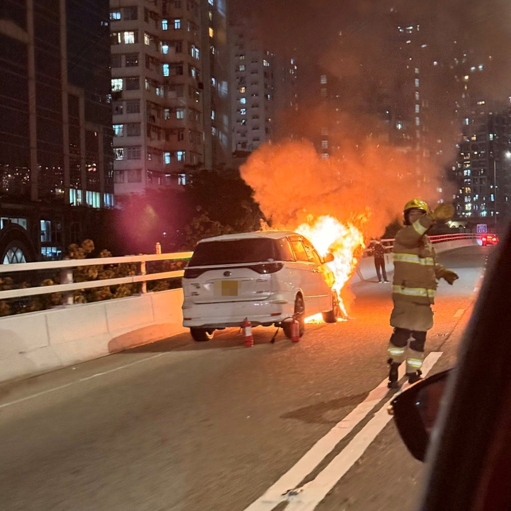 消防趕至撲救。FB:Kelvin So@車Cam L(香港群組) 消防趕至撲救。FB:Kelvin So@車Cam L(香港群組)