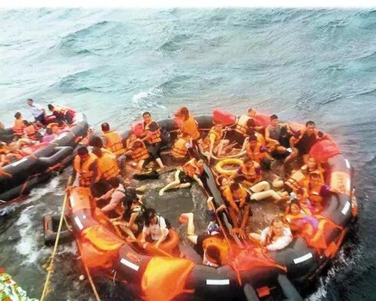 他憶述,當時有人拋下一個浮波給他。