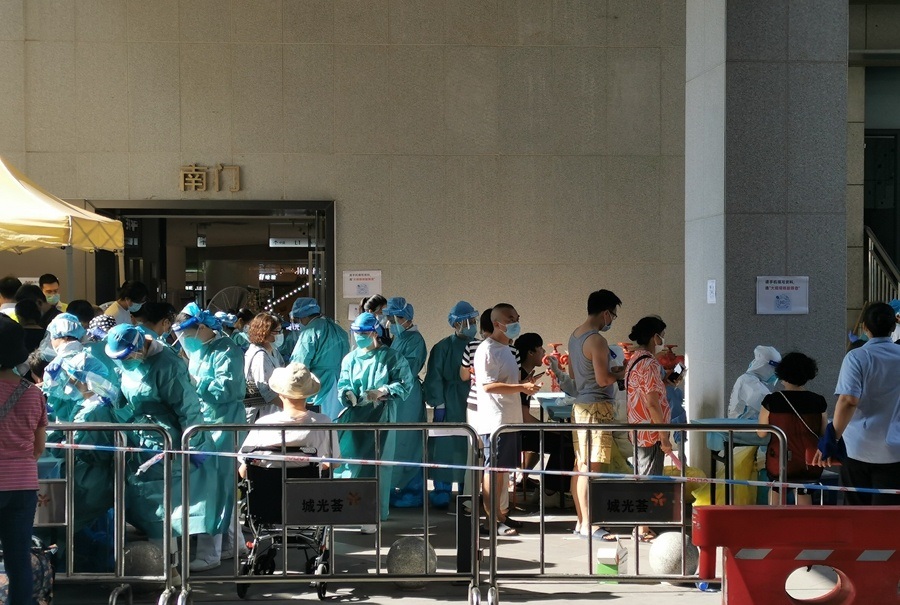 居民排隊接受檢測。網上圖片
