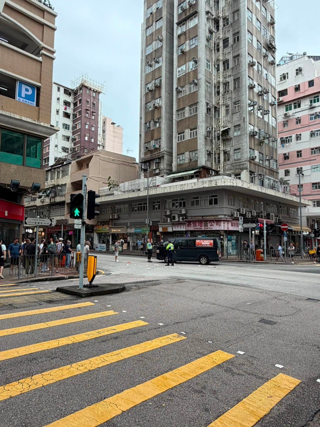 一名女子遭輕型貨車撞到。fb「馬路的事 (即時交通資訊台)」Sam Ho圖片 一名女子遭輕型貨車撞到。fb「馬路的事 (即時交通資訊台)」Sam Ho圖片