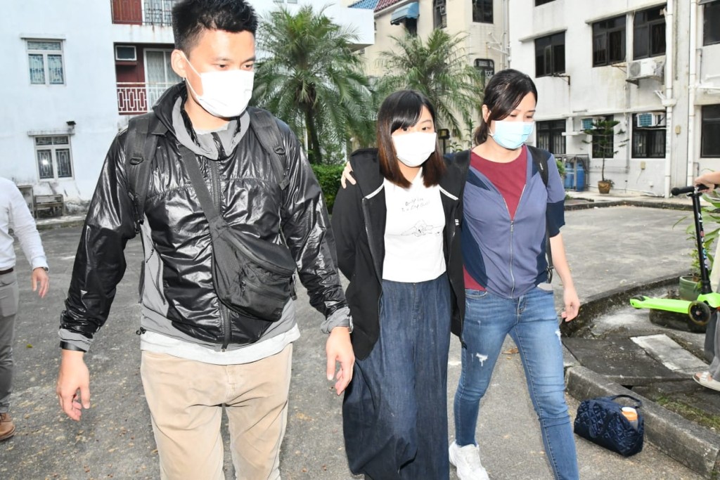 何忻諾今日被警員押解返回住所搜查。