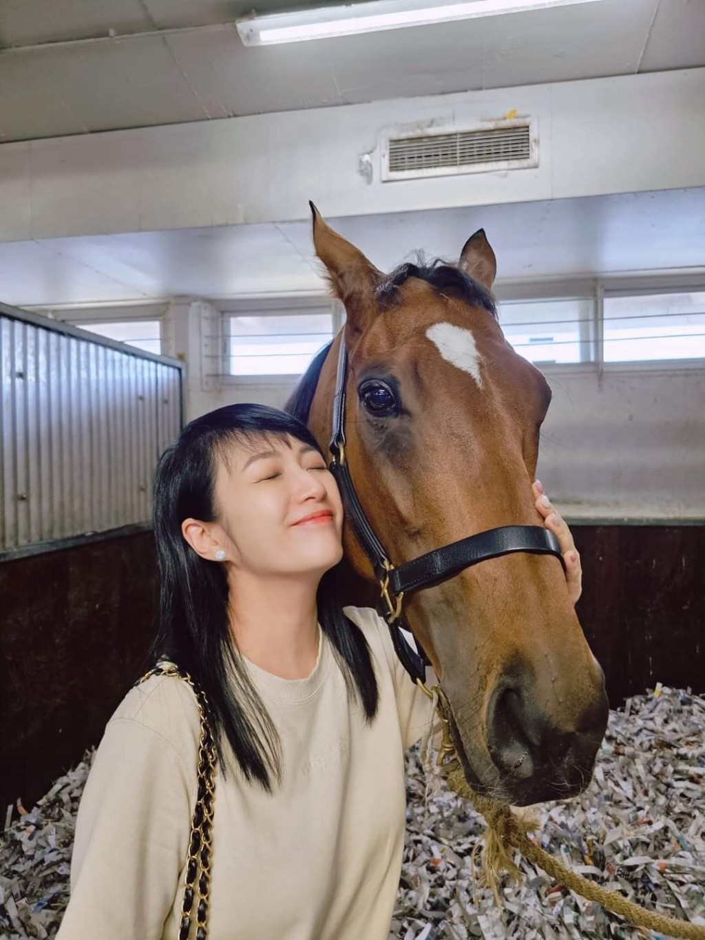 歌手何婉盈與其團體馬「讓愛高飛」合照。