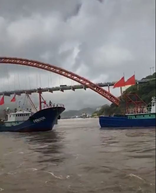 网上流传浙江16日有大量渔船开往黄岩岛，回应菲律宾的「示威」。
