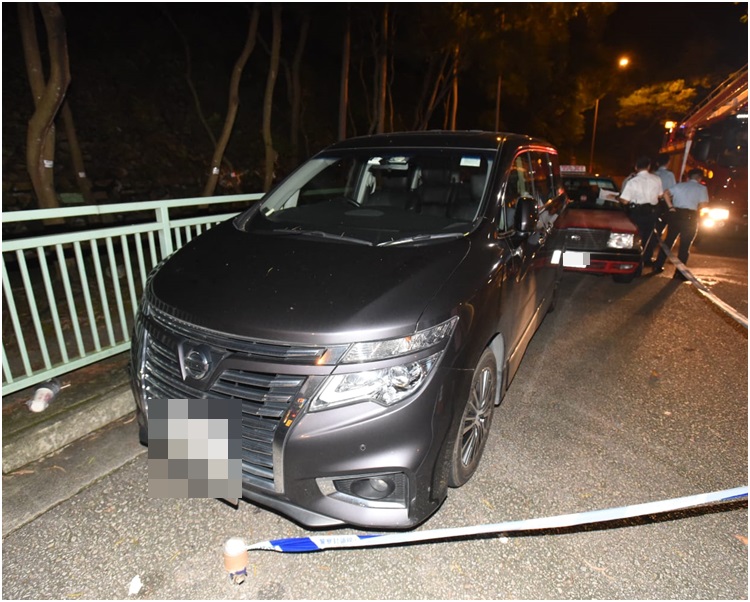 被撞的七人車。