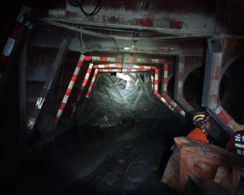 雲南臨滄在建隧道突泥湧水事故，已致4人死亡，仍有8人被困。(網圖)