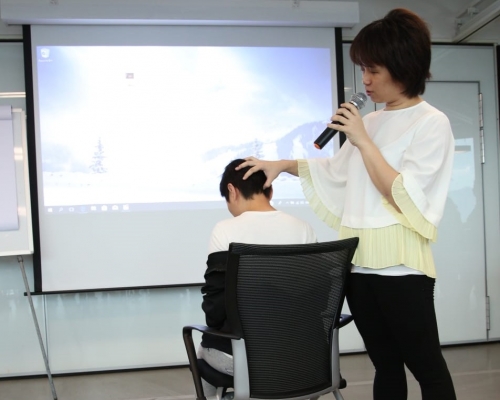 佩雯按摩示範。