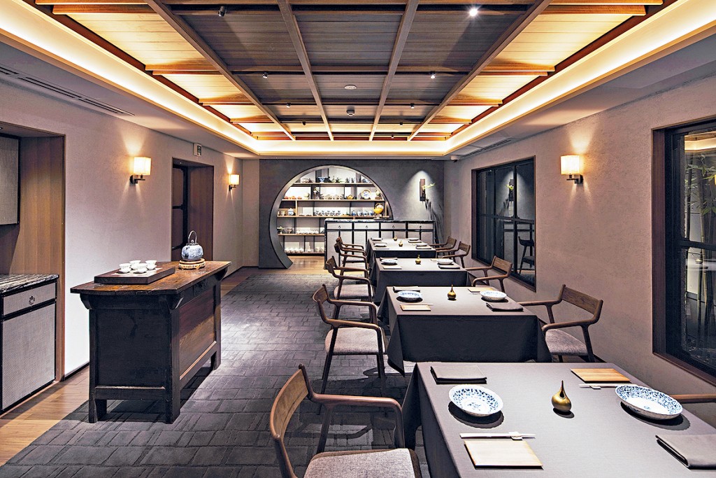餐廳內裏的裝潢富書卷味,帶有日本傳統美學中的「侘寂」氣息。 餐廳內裏的裝潢富書卷味,帶有日本傳統美學中的「侘寂」氣息。