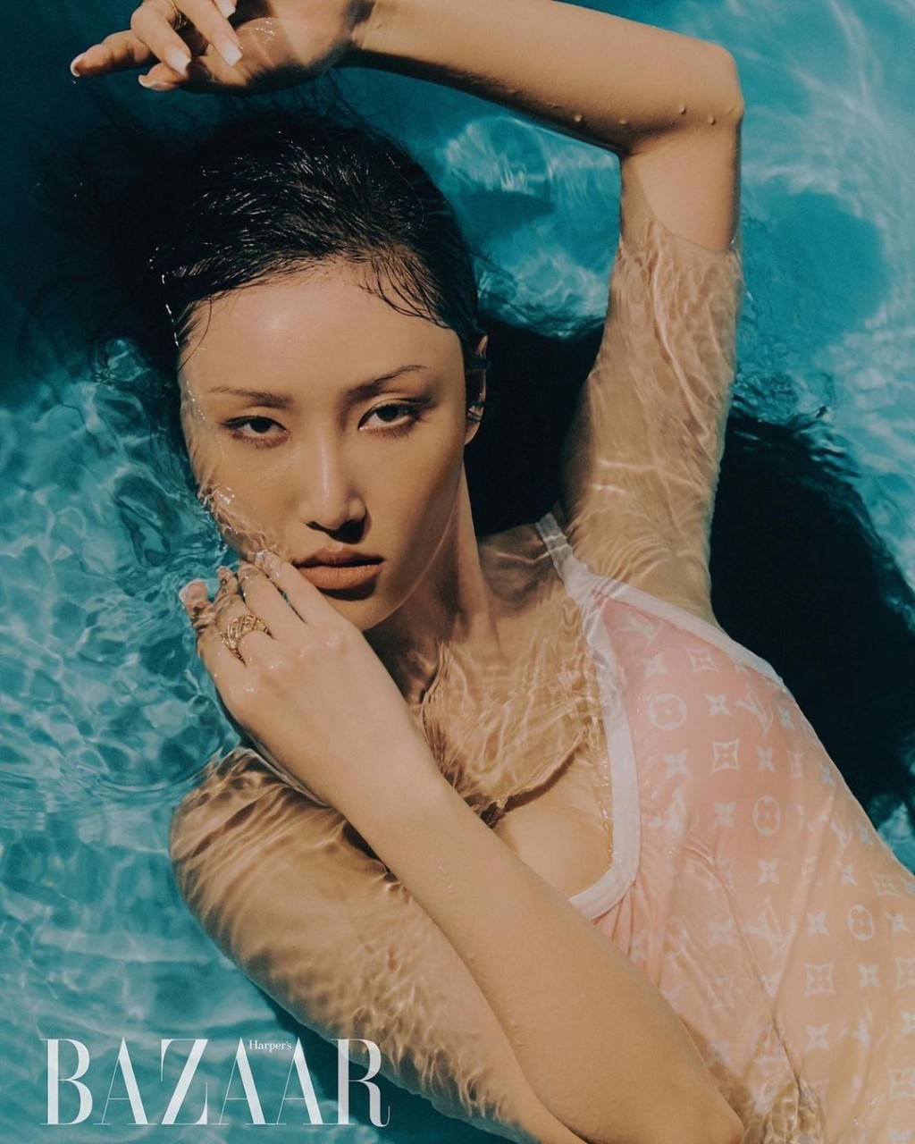 玩濕身,夏天真係嚟嘞。(來源:Harper's Bazaar)