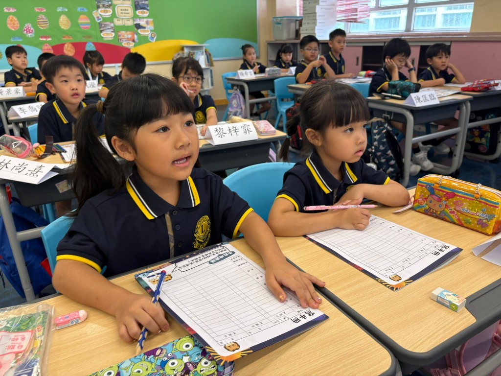 狮子会何德心小学小一迎新日全面更换新校服，polo shirt由白色统一改为深蓝色，下半装改为大地色系或卡其色系，更贴合户外「森林课程」发展。（图片来源：受访者提供）