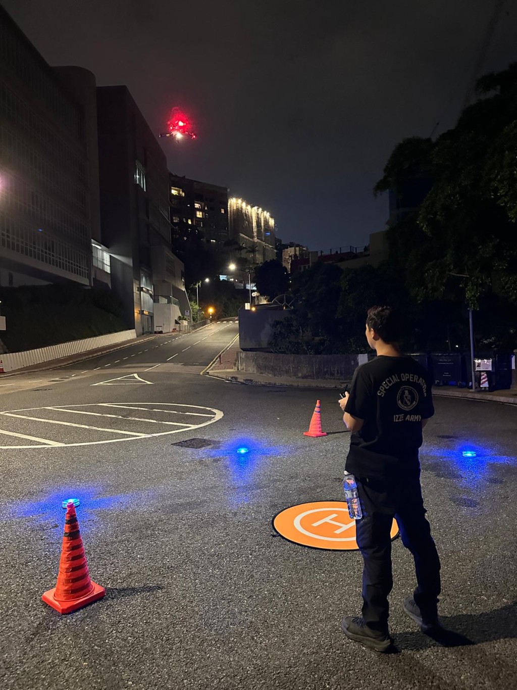 人員重點巡查香港島半山郊區及港島南區水域一帶鄰近屋苑的山坡與密林。警方圖片 人員重點巡查香港島半山郊區及港島南區水域一帶鄰近屋苑的山坡與密林。警方圖片