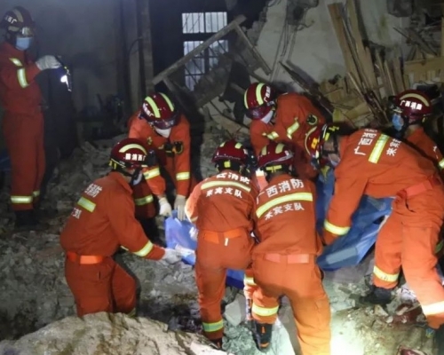 消防人員抬出3具遺體。 網圖