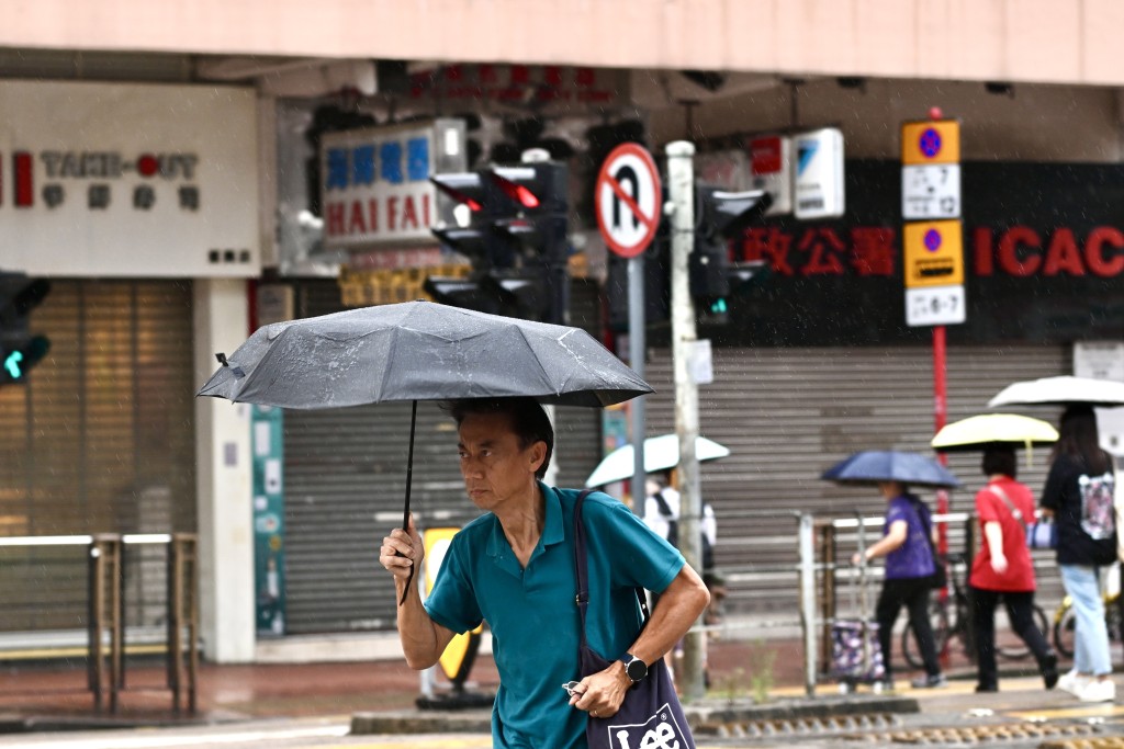天文台預料今日間中會有驟雨及狂風雷暴,部分地區雨勢有時會頗大。劉駿軒攝 天文台預料今日間中會有驟雨及狂風雷暴,部分地區雨勢有時會頗大。劉駿軒攝