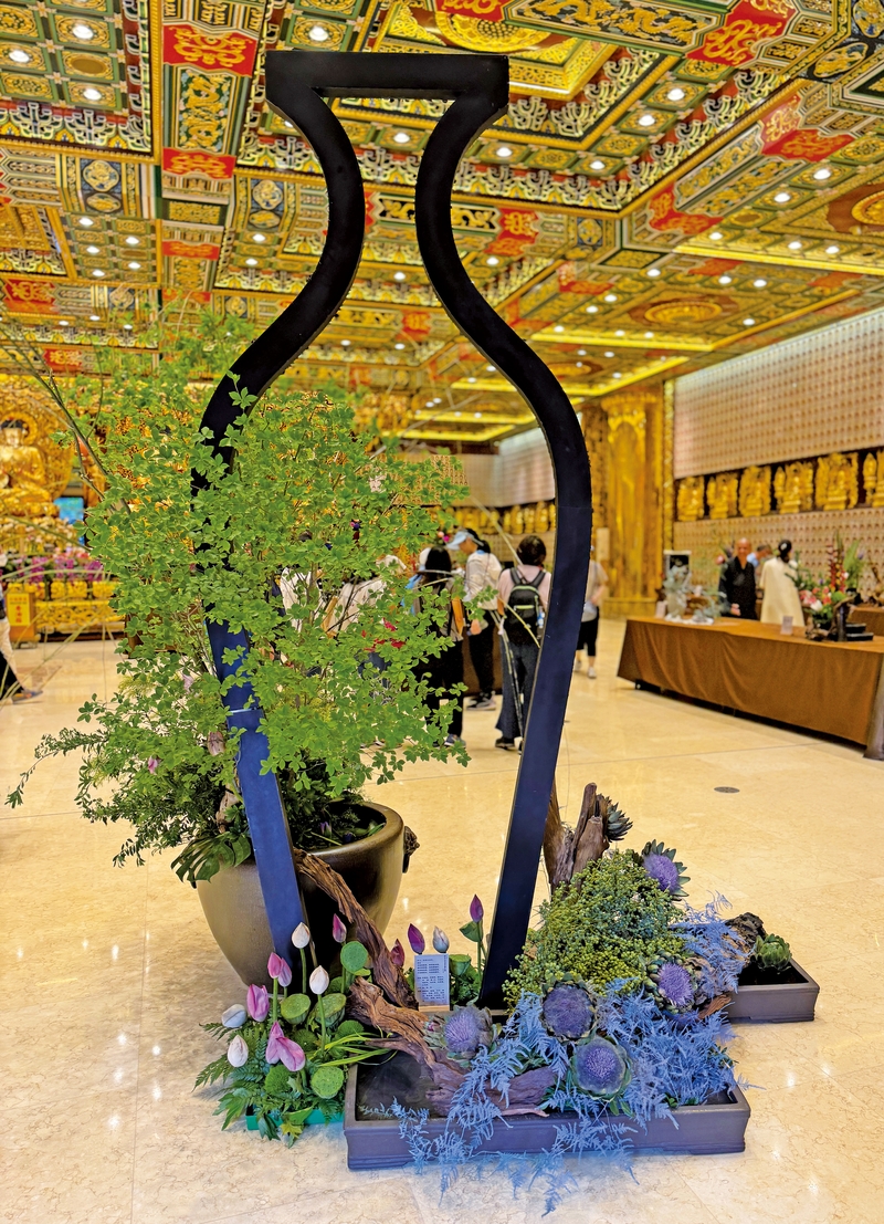 用花瓶来表现中国的孝道思想。