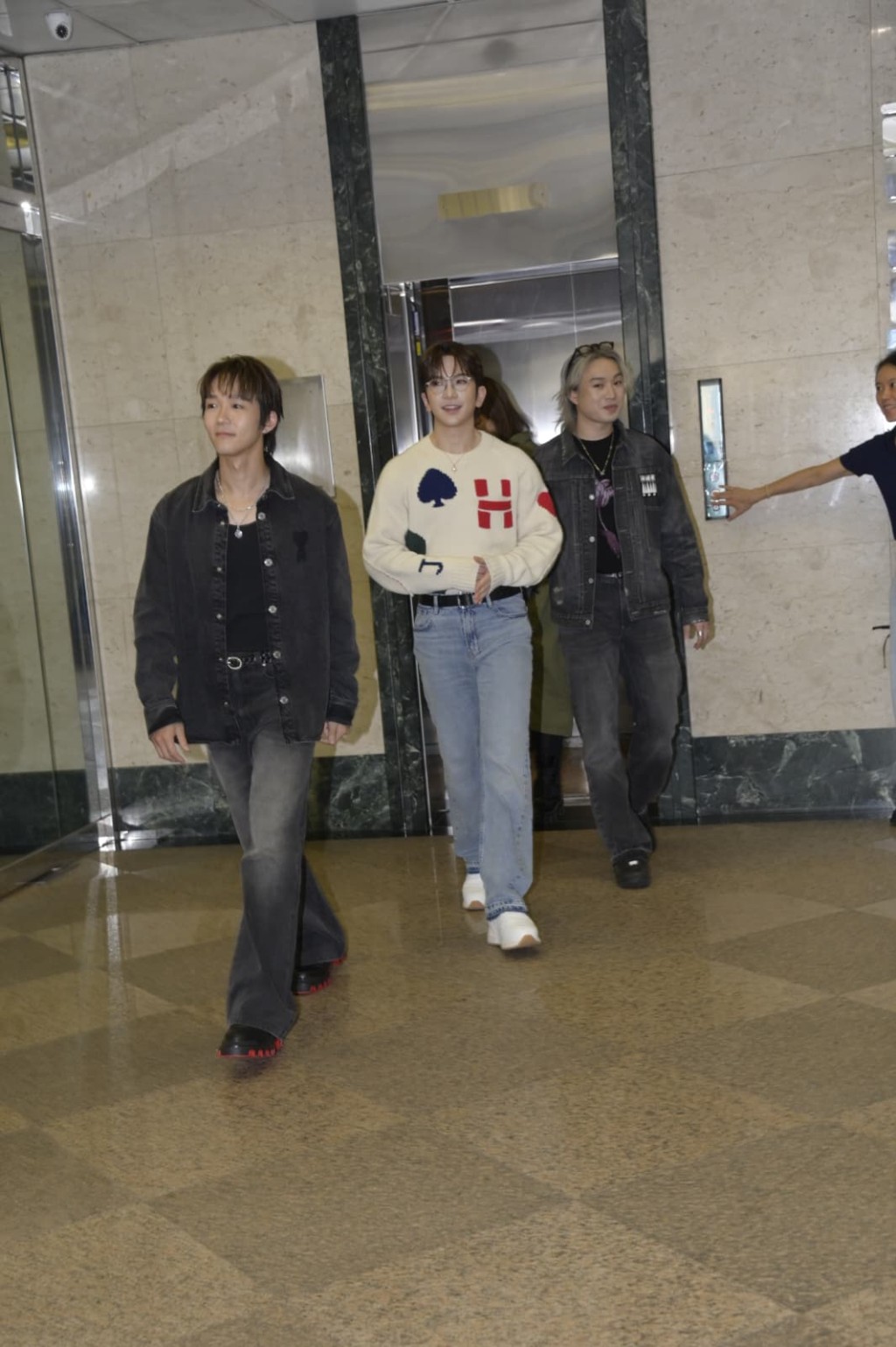 受訪後，Alton、Anson Lo、Jer離開商台。