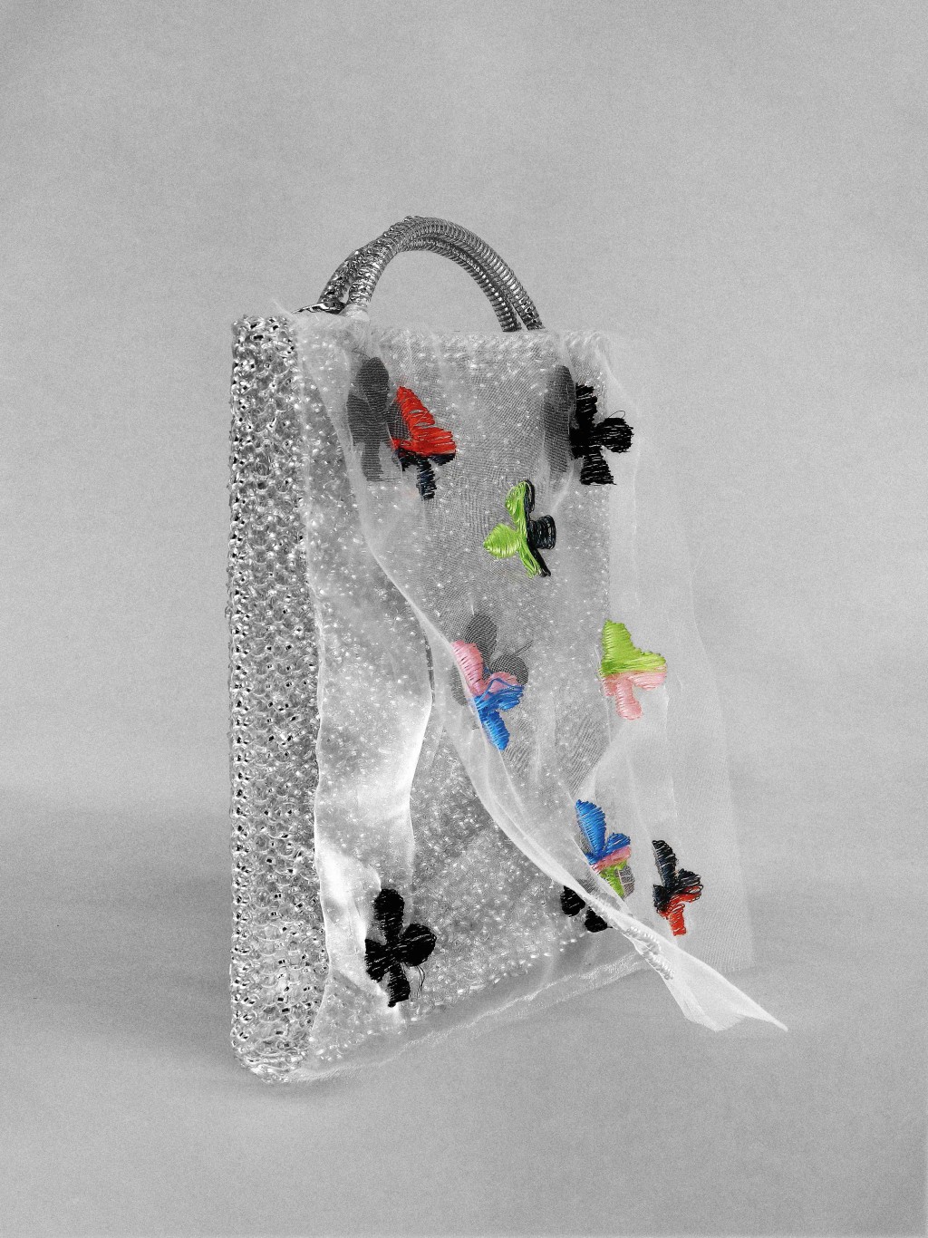 Standard Wirebag蓋上一層層透視布料，隱若看到當中的梅花刺繡。