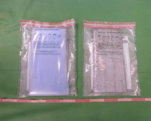 懷疑可卡因(右)及作包裹用途的海棉(左)。海關圖片