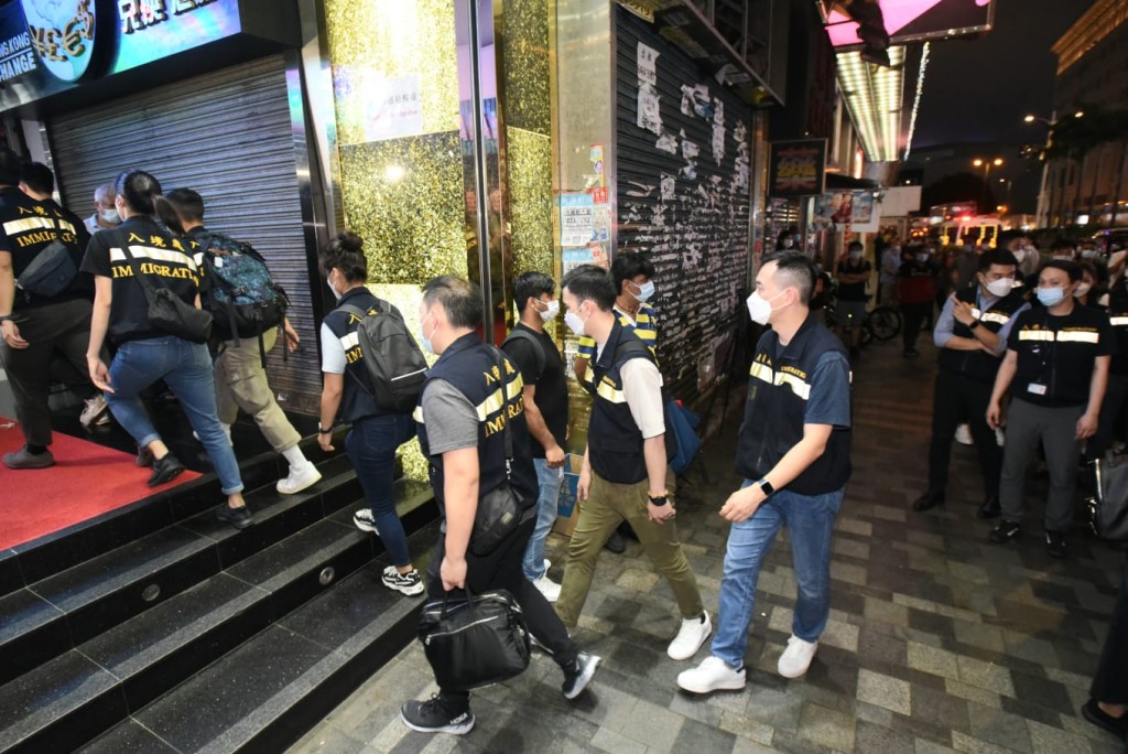警方及入境處採取跨部門行動，巡查尖沙嘴重慶大廈。