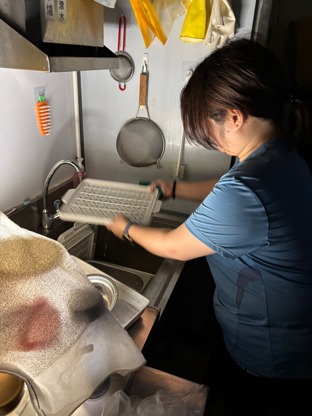 店內員工摸黑進行清潔。（被訪者提供）