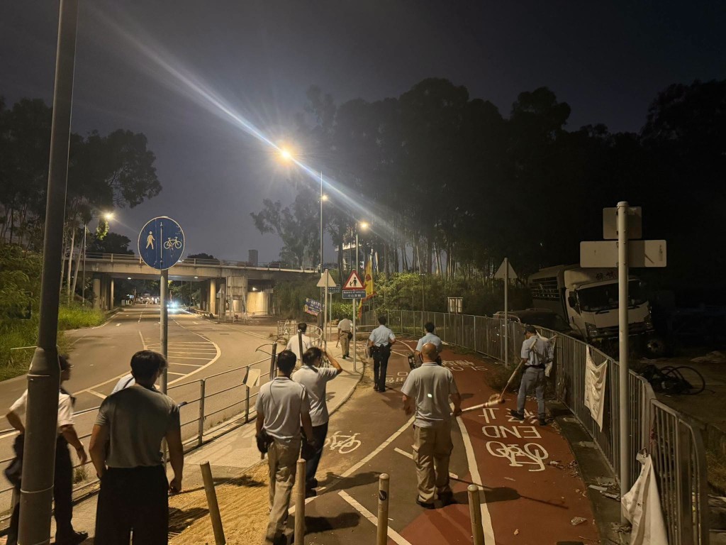 邊界警區聯同漁農自然護理署動物管理隊，9月29日晚上於新田一帶捉狗。FB：邊界警區