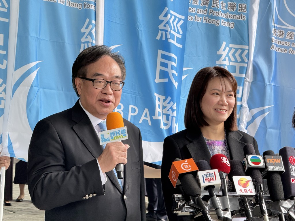 盧偉國(左)等人到場為鄧銘心站台。 盧偉國(左)等人到場為鄧銘心站台。