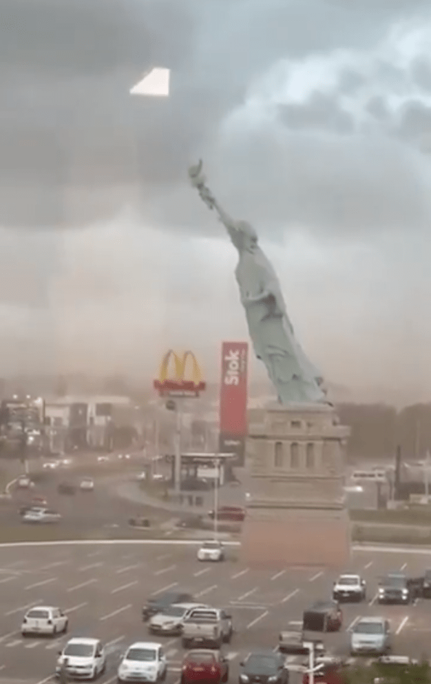 暴風吹襲巴西南部現驚險一刻，35米高「自由女神像」倒塌斷頭。X@sentdefender