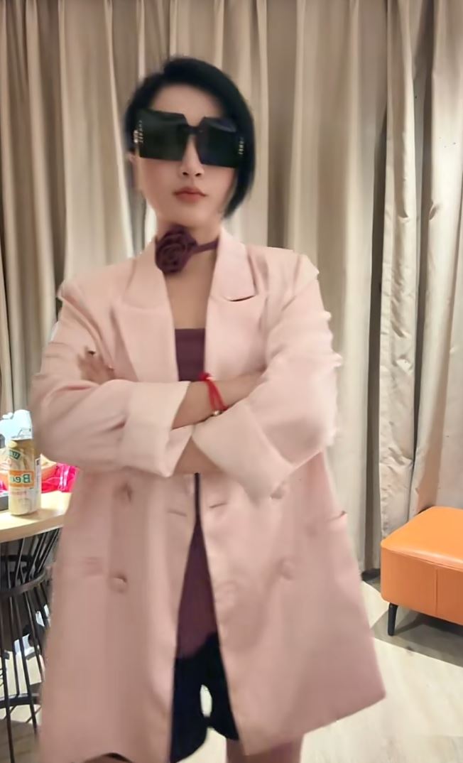 内地女博主“哈尼小微”感染恙虫病而去世。抖音@哈尼小微