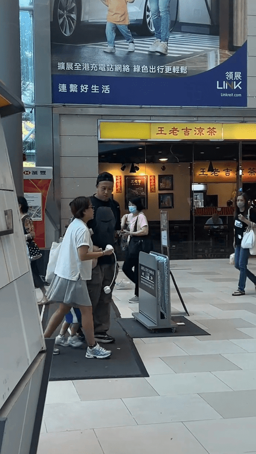 除了張致恒與雯雯夫妻二人外，還帶著其中一名兒子同行。
