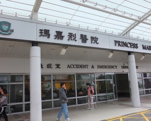 病人抵達瑪嘉烈醫院急症室後,由急症室醫護人員為他進行評估。資料圖片