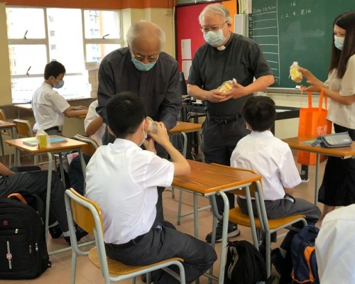 學校贈送每名同學維他命丸等「復課禮物」。