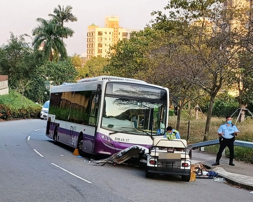 一輛愉景灣巴士與高爾夫球車發生相撞。fb「香港突發事故報料區」圖片