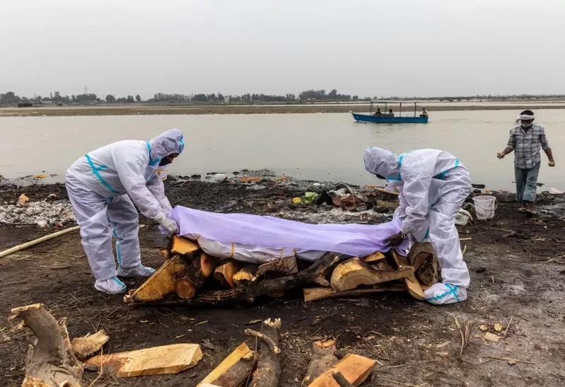印度有官員曾表示數十名被認為是新冠肺炎亡者的屍體被衝上北部恆河河岸。AP圖片