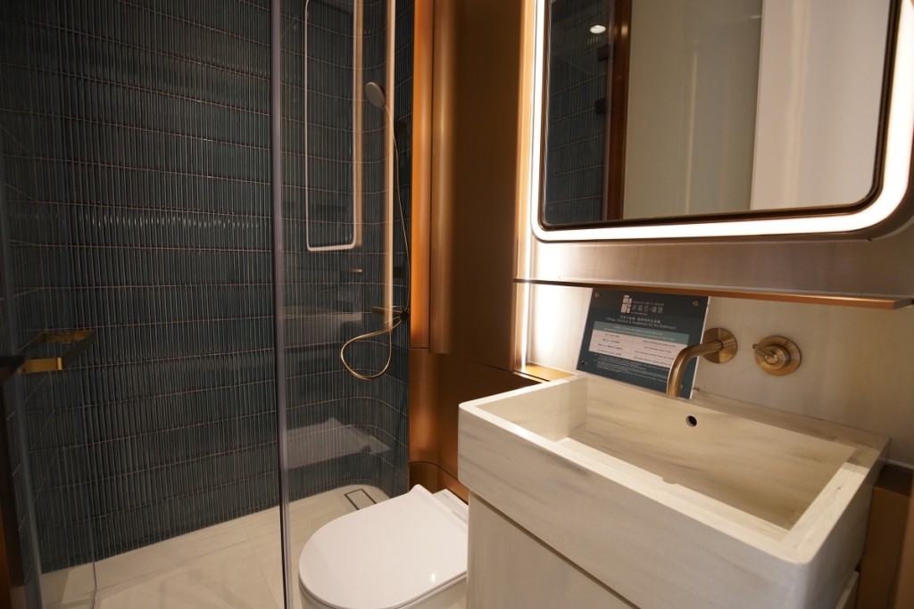 浴室設計時尚，鏡櫃邊框使用流綫曲面透光設計。