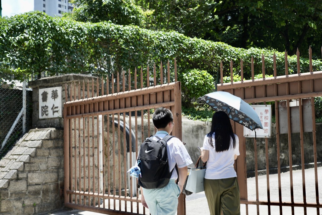 不少学生到华仁书院扣门。陈浩元摄