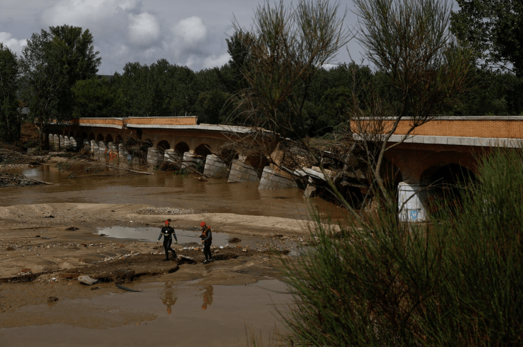 暴雨過後，西班牙國民警衛隊搜救隊在一座倒塌的橋樑旁尋找失踪者。路透社