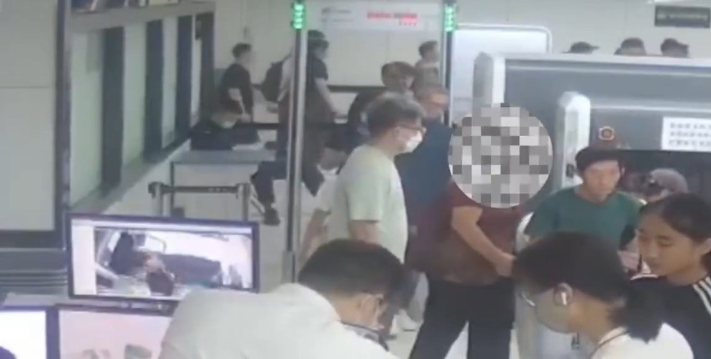閉路電視拍下中年婦人過關時的情況。海關發布 閉路電視拍下中年婦人過關時的情況。海關發布