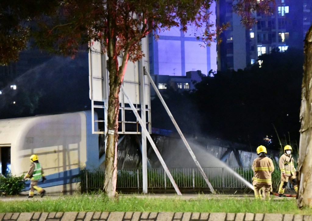 消防員繼續射水降溫。
