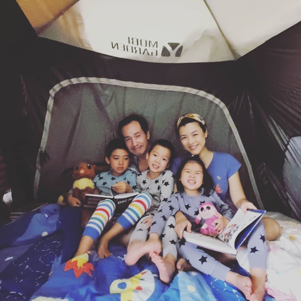 Aimee係一位好肯花心思嘅媽媽，因為疫情唔可以四圍去，就喺屋企個巨廳搭起帳幕，一家人扮露營。
