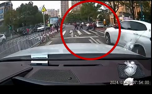 車CAM直擊，白色寶馬衝撞斑馬線過馬路學生。