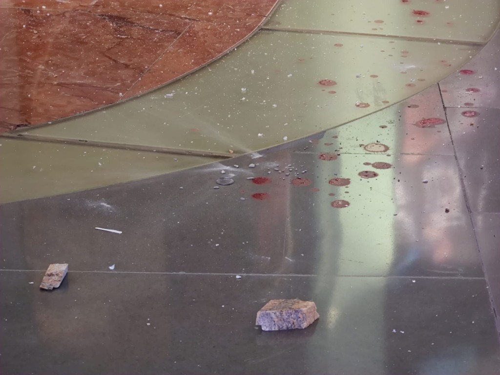 現場遺下大批玻璃碎及血迹。