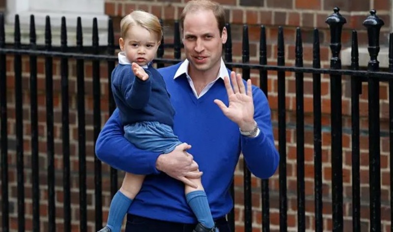 喬治王子兒時已懂得向群眾揮手。REUTERS